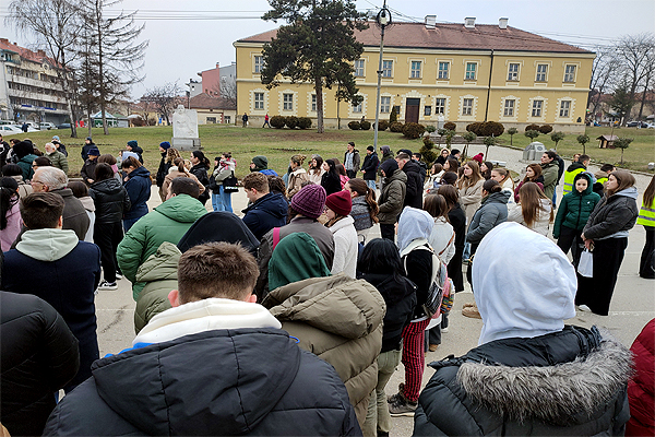 Maturantskim Časom Blokirana Glavna Ulica U Milanovcu Na 15 Minuta Tišine Za Stradale U Novom Sadu 2 21 01 25 maturantski cas foto gminfo