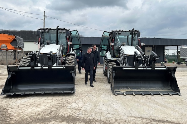 Saopštenje Kabinet Predsednika Opštine: Opština G. Milanovac Donirala 2 Skip Vozila Jp Za Izgradnju 2 Img 2367