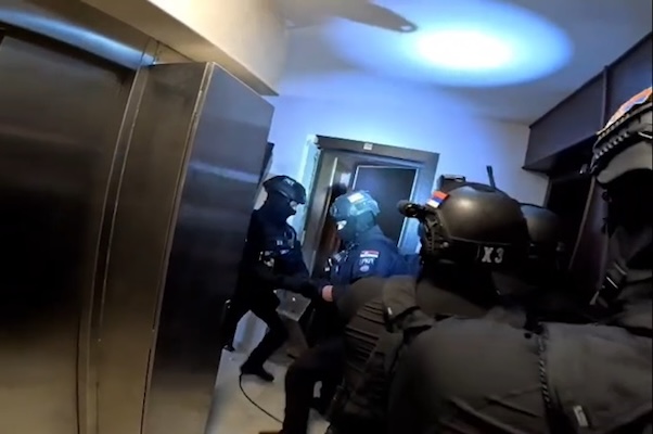Velika Akcija U Čačku: Hapšenja Zbog Iznude I Zelenašenja, Tražili Kamate I Do 30 Odsto (Video) 10 Policija