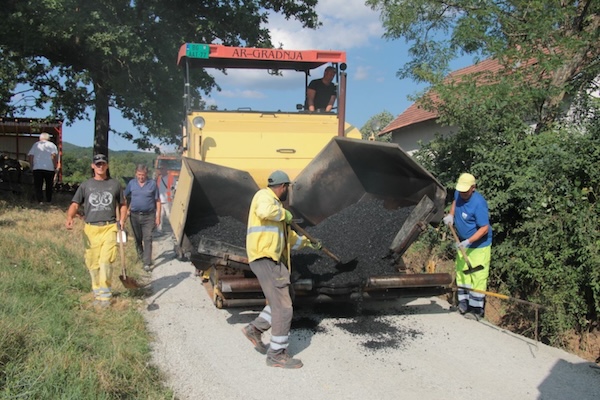 Radovi Na Asfaltiranju Puta U Leušićima I Nastavak Puta Ka Groblju U Koštunićima 2 519644160 1168828151951216 6755736926852980243 n