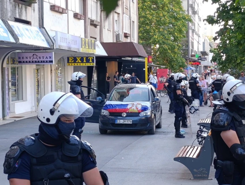 Novi sad, čovek hoće da se zapali ispred sns prostoirja