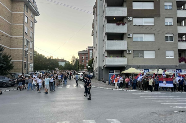 Komemorativna Šetnja I Sećanje Na 16 Života: Sns Pristalice Sa Zastavama Ispred Prostorija Partije 2 Unknown 16