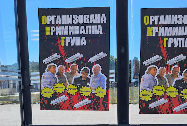 Plakati Sa Uvredljivim Porukama Protiv Javnih Ličnosti I Nosilaca Javnih Funkcija Osvanuli U Gornjem Milanovcu 2 Plakat 1
